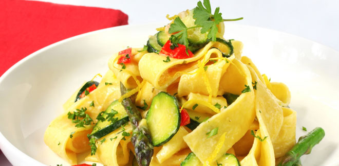 Pappardelle con crema di zucchine e peperoni