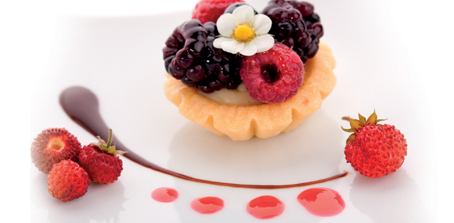 Piccole frolle con crema e fragoline