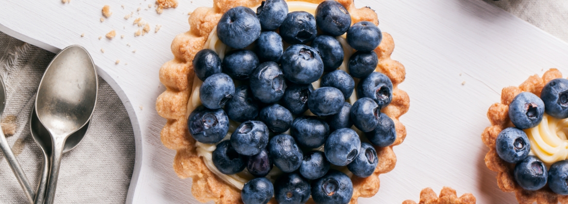 Tartlets with cream and mixed berries 