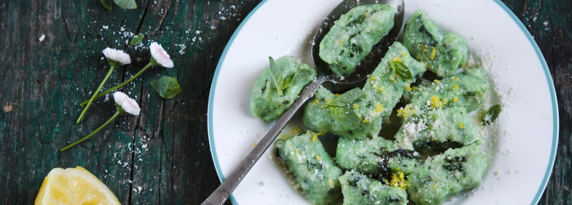 Burnt wheat flour dumplings with green beans' pesto