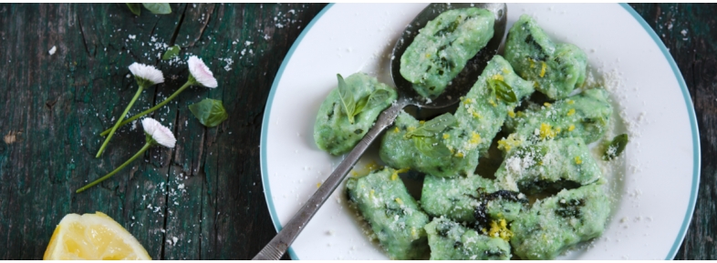 Burnt wheat flour dumplings with green beans' pesto