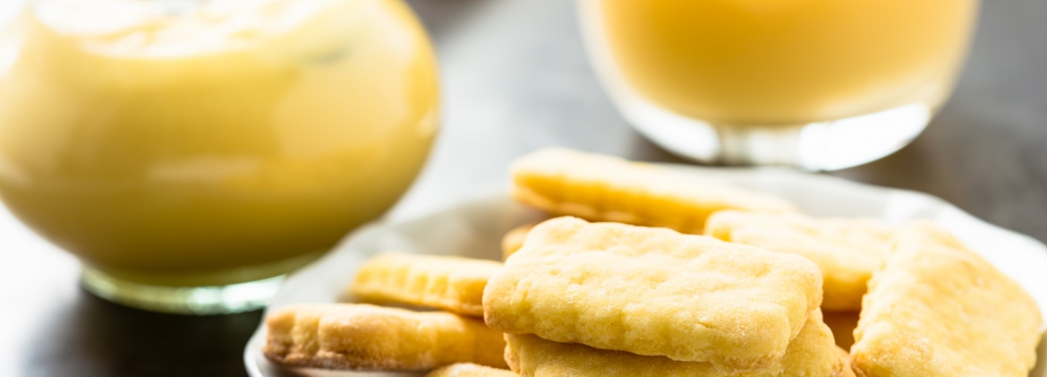 Short pastry biscuits with zabaglione