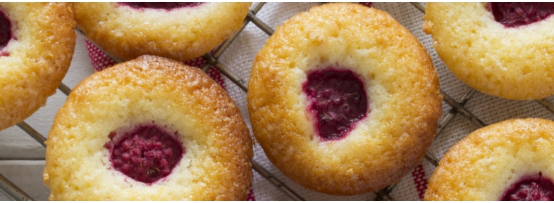 Muffin with black cherries 