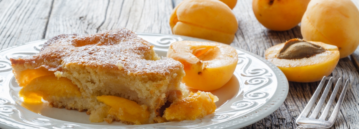 Torta di frolla e pan di Spagna al limone e albicocche