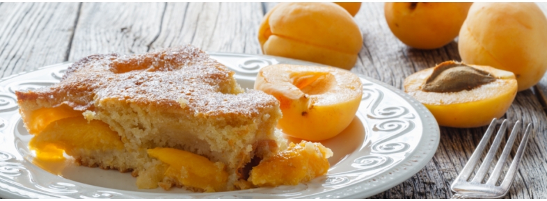 Torta di frolla e pan di Spagna al limone e albicocche