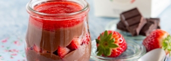 Budino al cioccolato con coulis di fragole