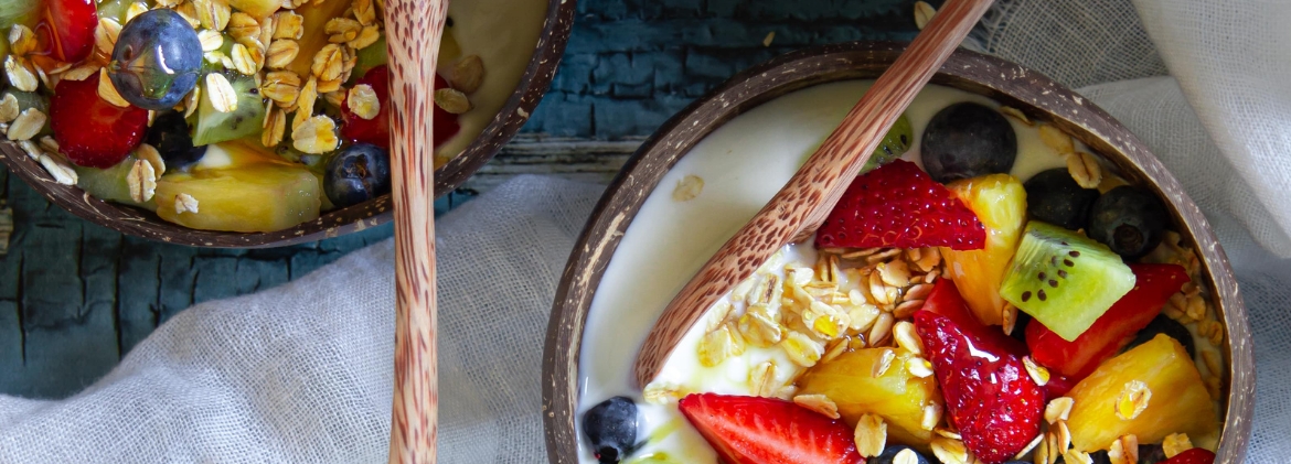 BREAKFAST BOWL SALUTARE ED ENERGETICA RICCA DI PROTEINE frutta fresca e  avena in fiocchi