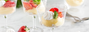 Coppette crema pasticciera con meringhe e fragole