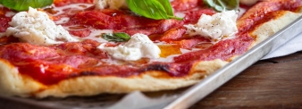 Pizza margherita con lievito madre in teglia
