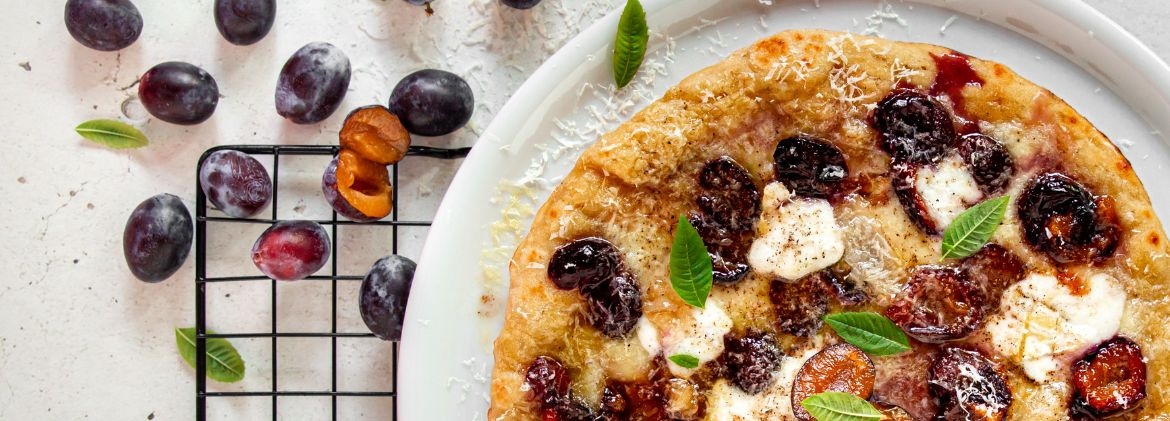 Tarte tatin con farina d'avena di pomodorini, tonno e acciughe