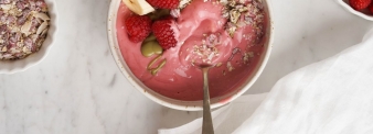 SMOOTHIE BOWL CON FIOCCHI D'AVENA FRUTTI ROSSI E COCCO