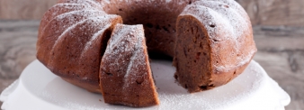 BUNDT CAKE WITH PINEAPPLE JUICE, CHOCOLATE AND COCONUT