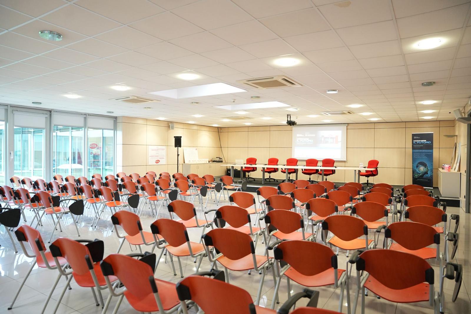 Sala conferenze allestita a platea, vista d'insieme