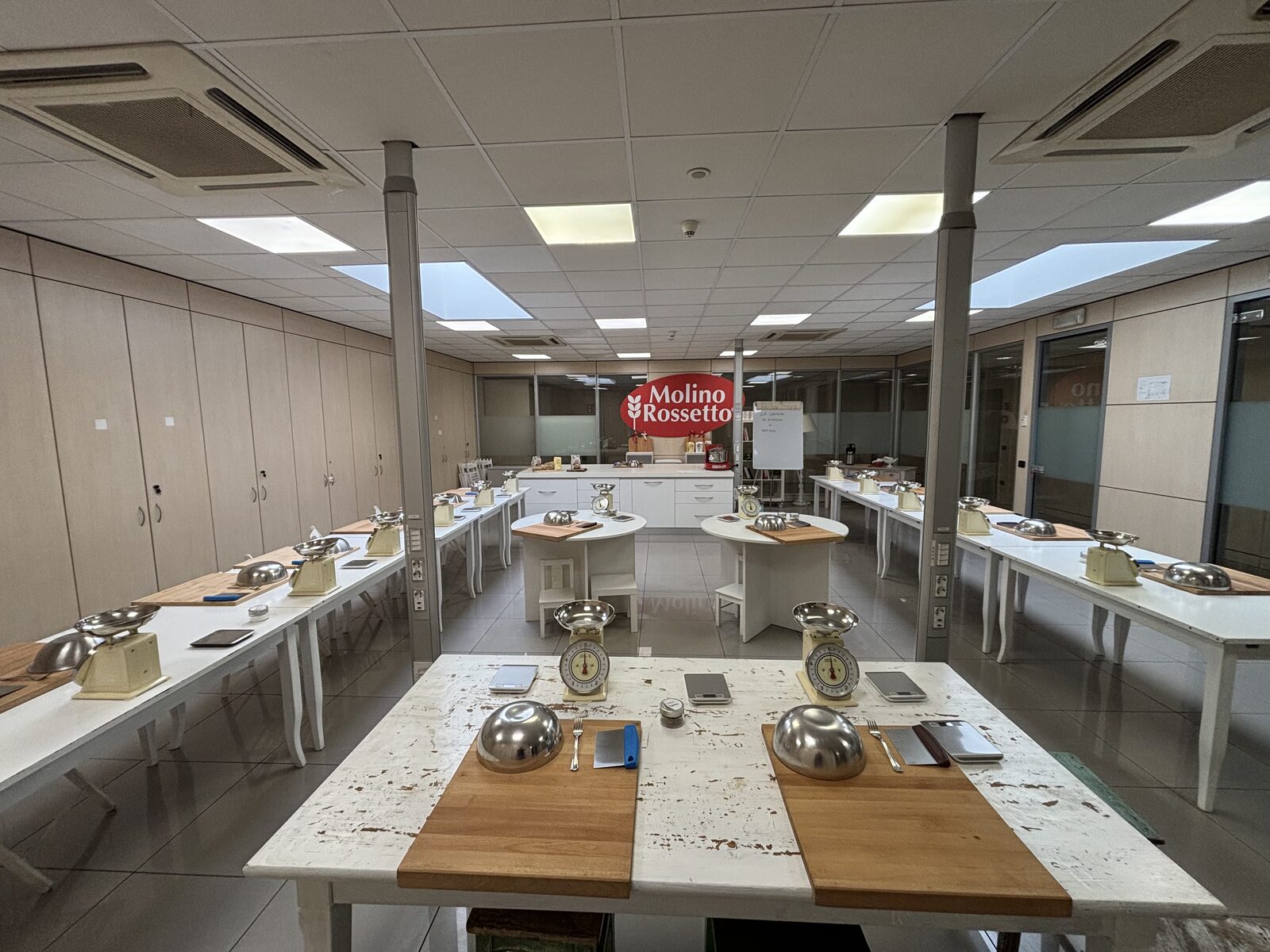 Sala corsi con postazioni attrezzate, vista d'insieme