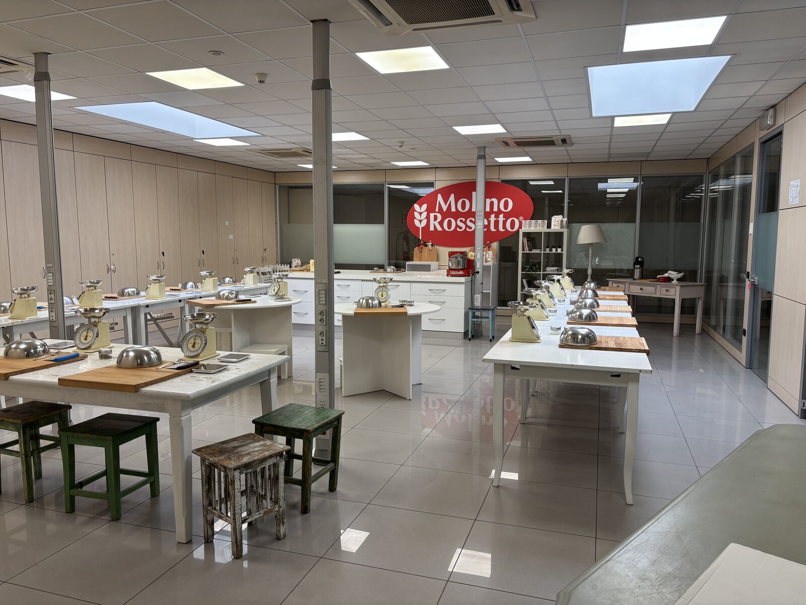Sala corsi con sgabelli e postazioni