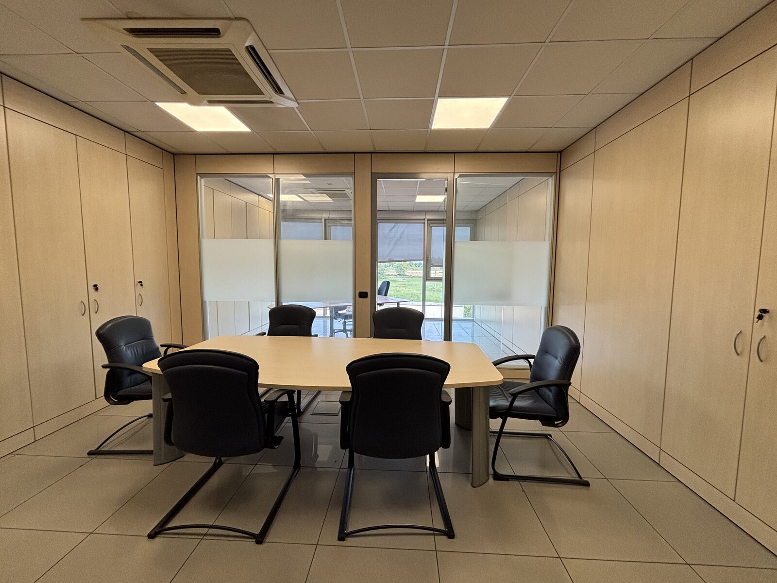 Ufficio 1 — saletta riunioni adiacente